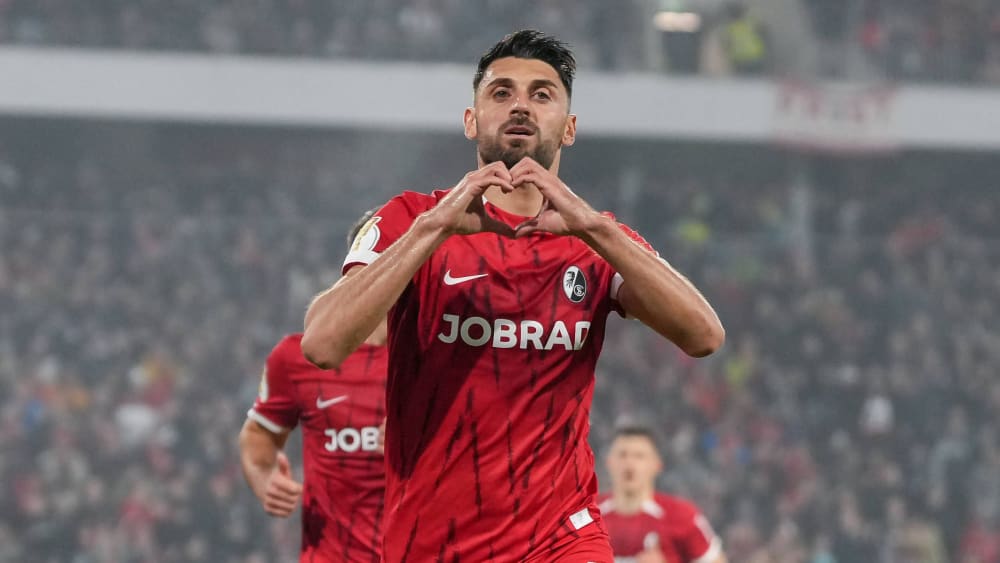 Vincenzo Grifo zeigt ein Herz in die Kamera.