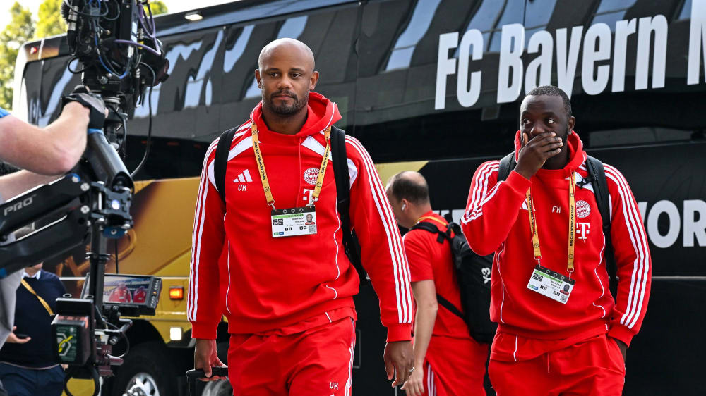 Bayern-Chefcoach Vincent Kompany (li.) und sein Co-Trainer Floribert N'Galula.