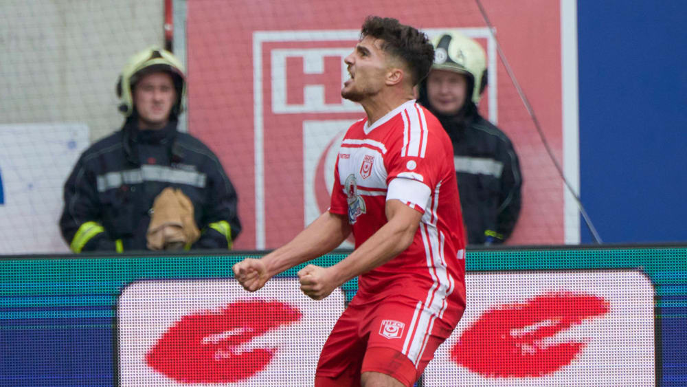Siegtorschütze Berk Inaler lässt sich von den eigenen Fans feiern.