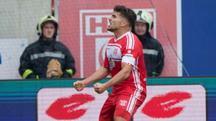Siegtorschütze Berk Inaler lässt sich von den eigenen Fans feiern.