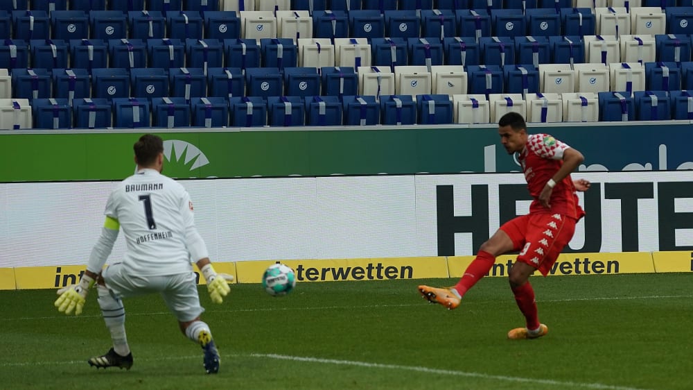 Das erste Tor des Spiels: Robert Glatzel (re.) trifft zum 1:0 f&#252;r Mainz.