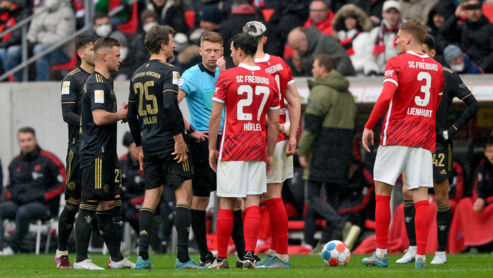 Lange Unterbrechung und Verwirrung auf dem Platz: Freiburg gegen Bayern hatte ein langes Nachspiel - aber keine sportrechtlichen Konsequenzen.