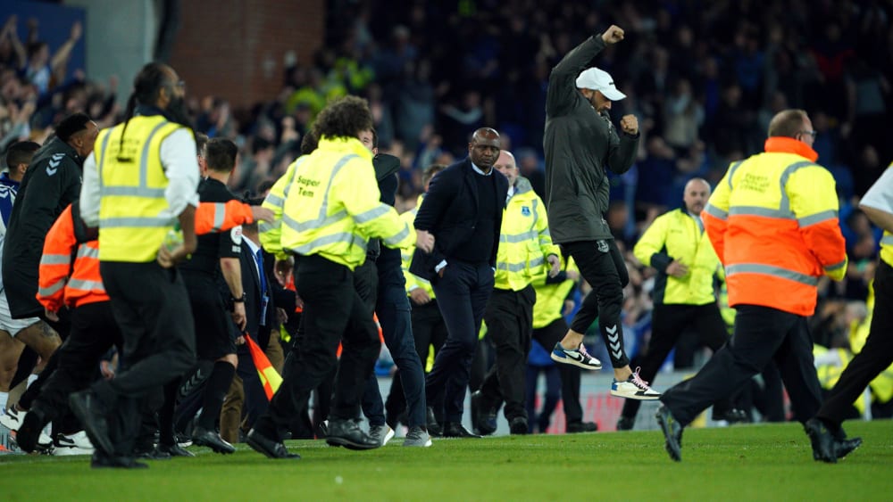 Schlusspfiff im Goodison Park: Bei Everton brechen alle Dämme, Patrick Vieira (Mitte) ist bedient.