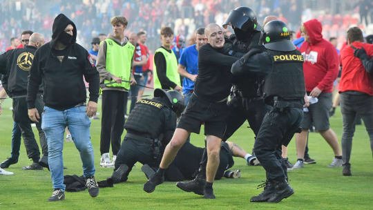 Szenen, die niemand sehen will: Die Polizei musste nach dem Spiel zwischen Viktoria Pilsen und Sparta Prag einschreiten und die Fanlager beider Teams trennen.