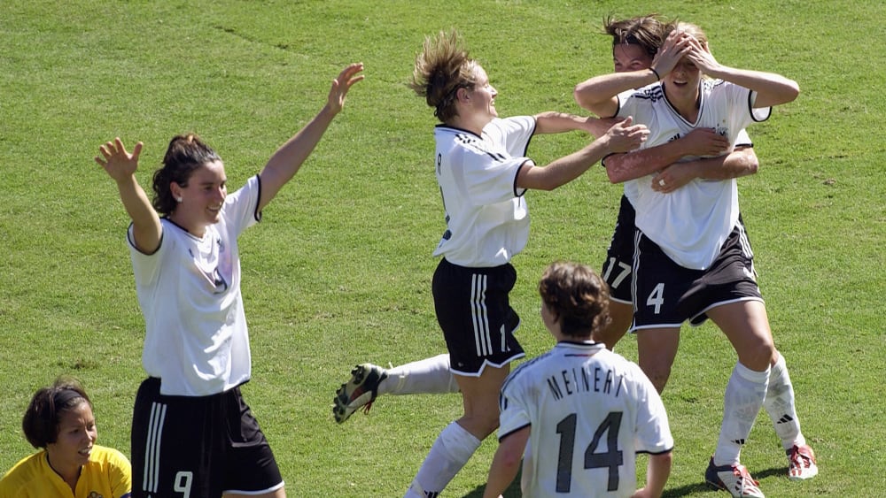 Nicht zu fassen: Nia K&#252;nzer (#4) sorgt mit dem letzten Golden Goal 2003 f&#252;r den WM-Titel der Frauen.