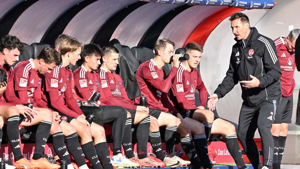 Im Austausch mit "Team Rot": FCN-Coach Miroslav Klose.