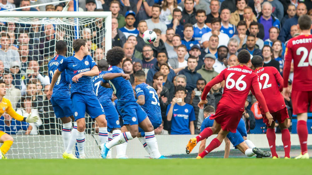 Die F&#252;hrung f&#252;r Liverpool: Trent Alexander-Arnold trifft sehenswert per Freisto&#223;.