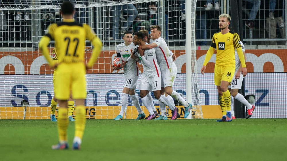 Spät mit dem rettenden 1:1 für seinen FC Augsburg beim Duell mit dem BVB zur Stelle: Noah Sarenren Bazee (#17).