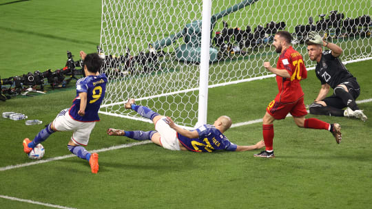 Perspektive ist alles: Die strittigste Szene beim WM-Spiel Japan gegen Spanien.