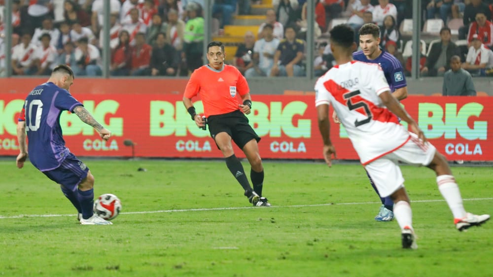 Perfekte Schusshaltung: Lionel Messi (li.) trifft zum 2:0 für Argentinien in Lima.&nbsp;