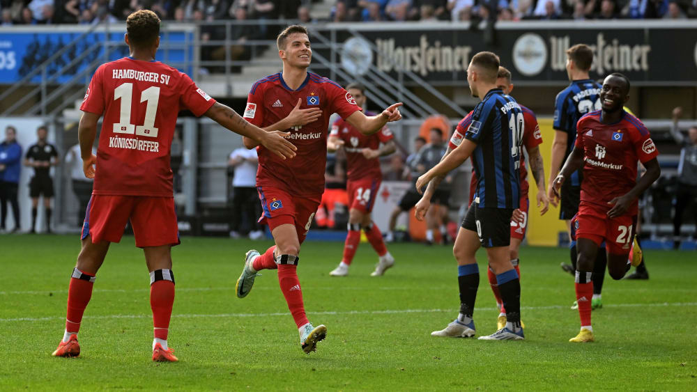 Siegtorschütze und Matchwinner: HSV-Spieler Laszlo Benes (Mi.) jubelt nach seinem Tor zum 3:2 in Paderborn mit Jean-Luc Dompé (re.).