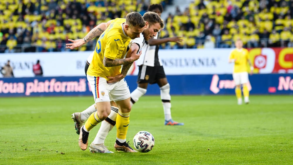 Kampf um den Ball: Rumäniens Alexandru Pantea (li.) gegen Deutschlands Denis Huseinbasic.