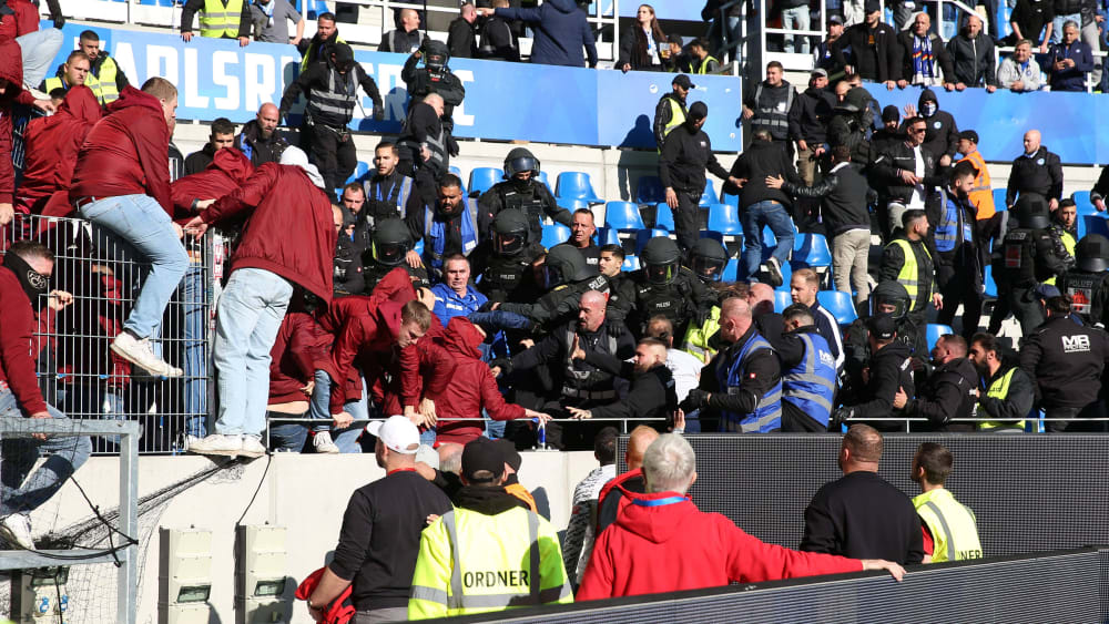 KSC- und FCK-Fans treffen aufeinander.