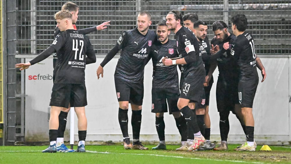 Der Hallesche FC durfte den Auswärtssieg in Freiburg bejubeln.