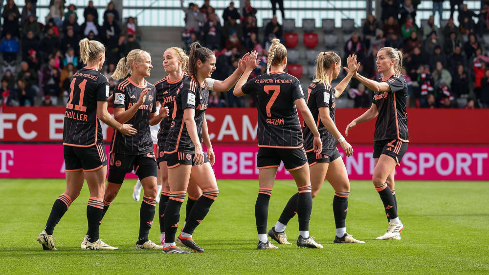 Feier im neuen Trikot: Die Bayern-Frauen freuten sich über den siebten Sieg in Serie.