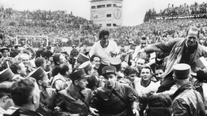 Das "Wunder" ist vollbracht: Bundestrainer Sepp Herberger (re.) und Kapitän Fritz Walter werden nach dem gewonnenen WM-Finale auf Händen getragen.