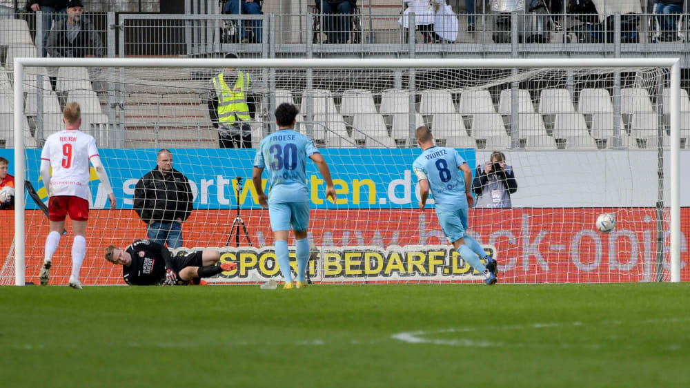 Der erste Treffer: Johannes Wurtz trifft vom Punkt zur 1:0-Führung für Wiesbaden.
