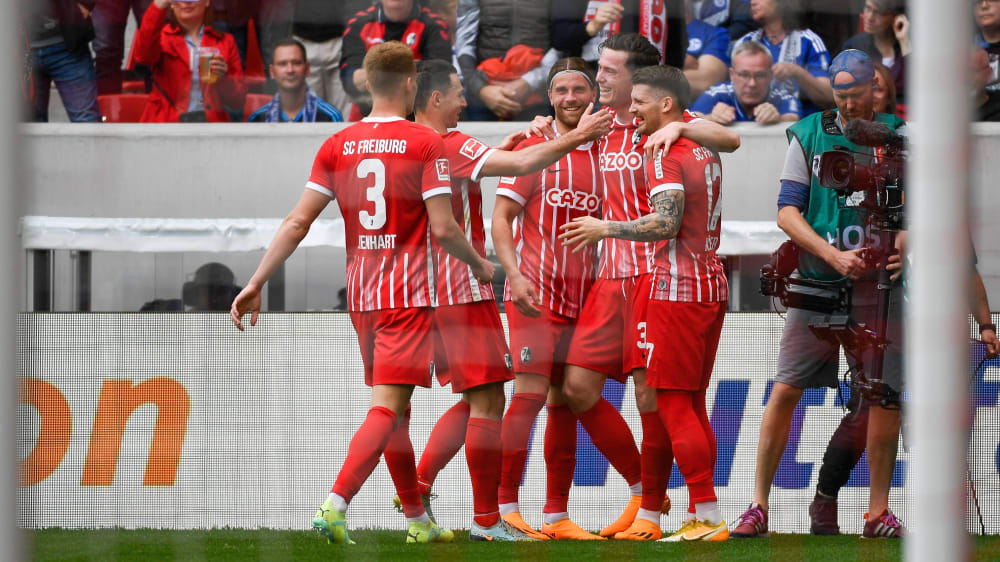 Michael Gregoritsch erzielt auch das 2:0 für die Freiburger - diesmal per Kopf.