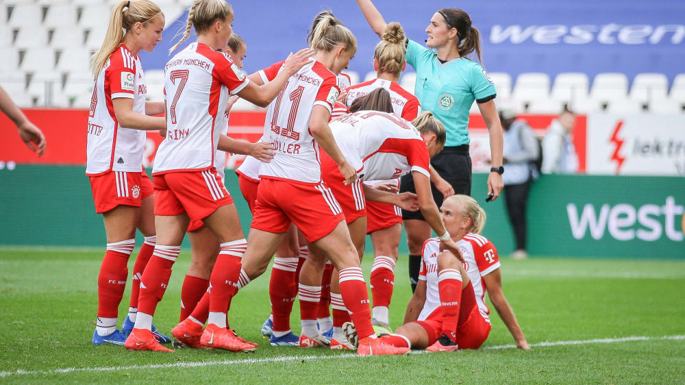 Bayern-Torschützin Pernille Harder (r.) hat sich beim 1:0 verletzt.