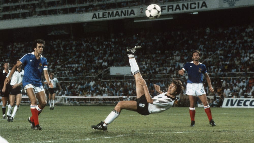 Klaus Fischer erzielt mit dem "Tor des Jahres" das 3:3 in der Verl&#228;ngerung des WM-Halbfinals 1982 gegen Frankreich.