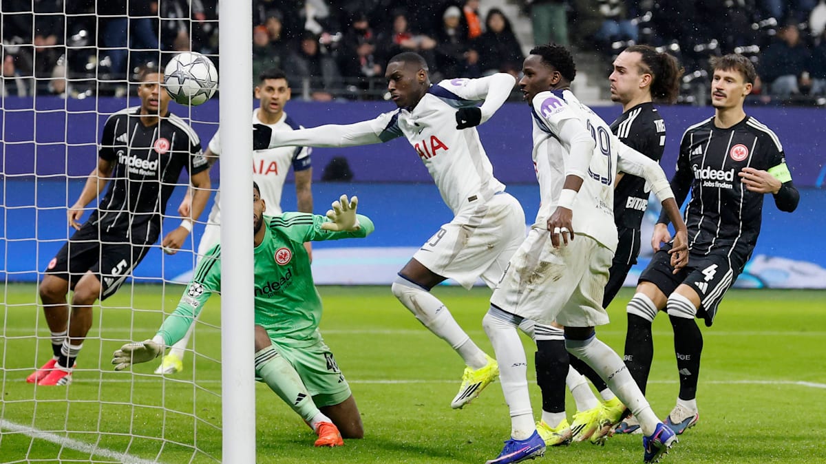 No cheers, but still a chorus of boos: Kolo Muani scores in Frankfurt