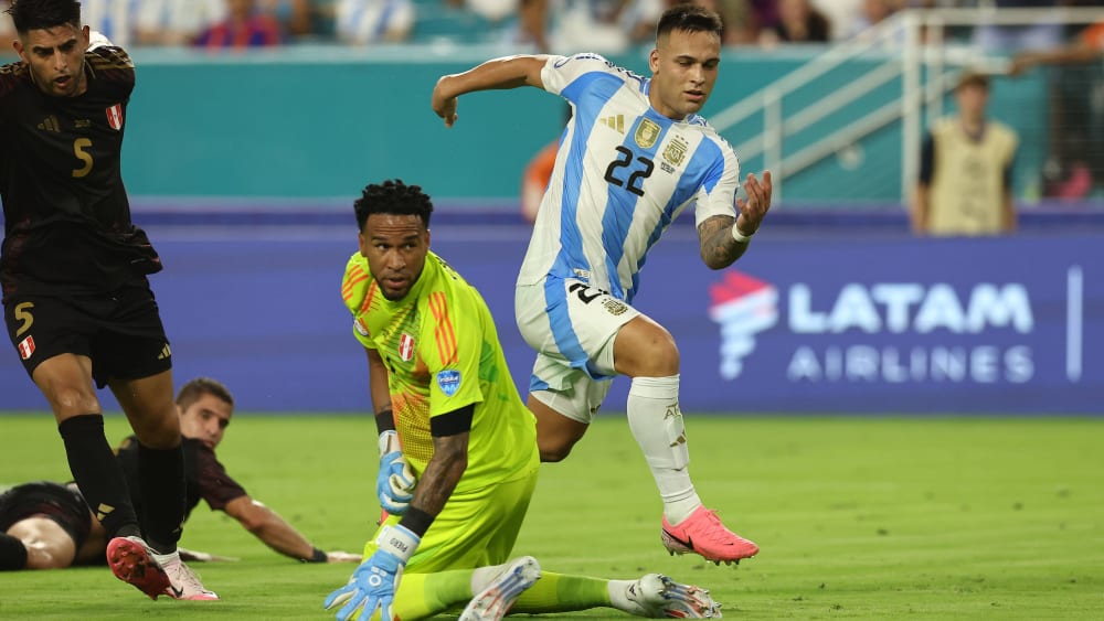 Dreht nach seinem zweiten Treffer gegen Peru gleich jubelnd ab: Lautaro Martinez.