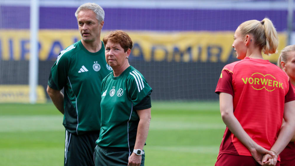 Maren Meinert (Mi.) bildet gemeinsam mit Christian Wück und Saskia Bartusiak den DFB-Trainerstab.
