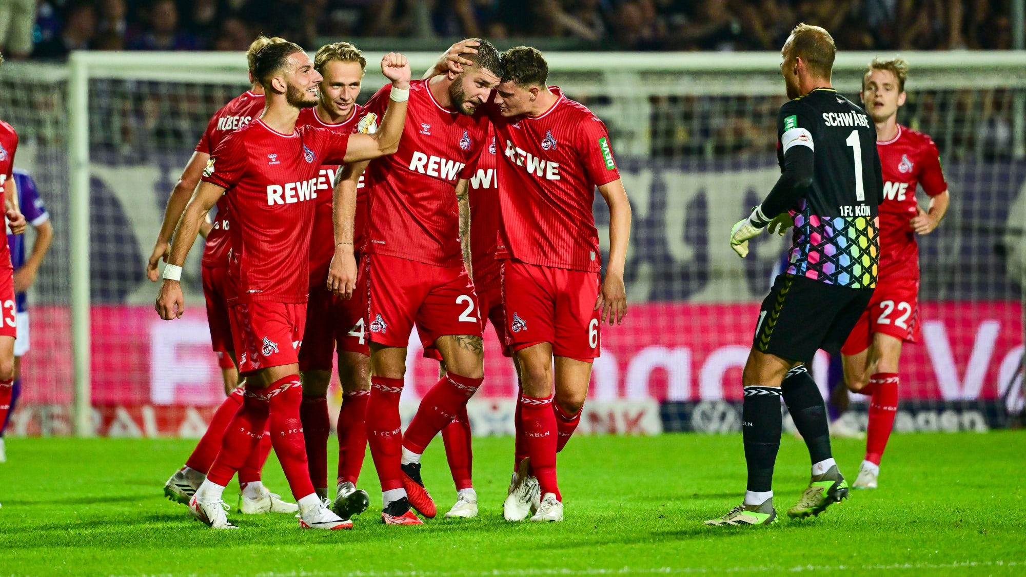 Die Spieler des 1. FC Köln feiern.