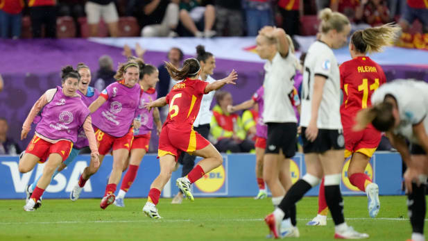 Freud und Leid lagen am Ende eng beieinander. Deutschland schied durch den späten Gegentreffer aus, Spanien forderte England im FInale.