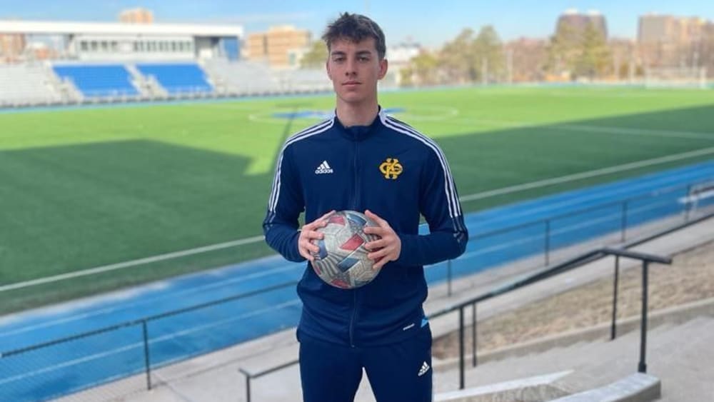 In Wiesbaden geboren, ging Keeper Robin Balters im Jahr 2022 in die USA, um dort am College Fußball zu spielen. Inzwischen ist er in Kansas City gelandet.