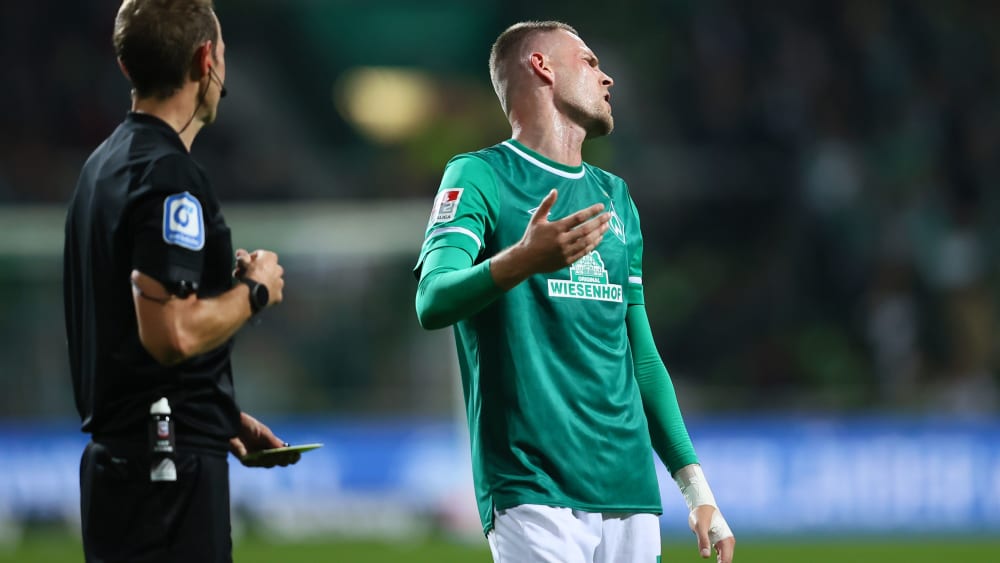 Unverständnis: Bremens Stürmer Marvin Ducksch (re.) winkt vor Schiedsrichter Sascha Stegemann ab.
