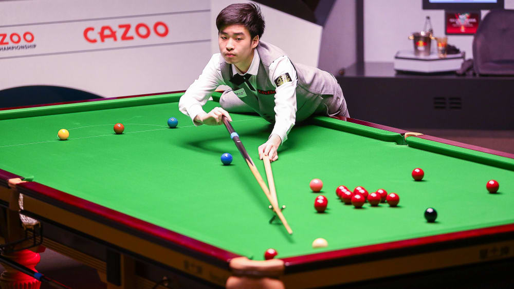 Überrascht bei der Snooker-WM in Sheffield: Der Chinese Si Jiahui.