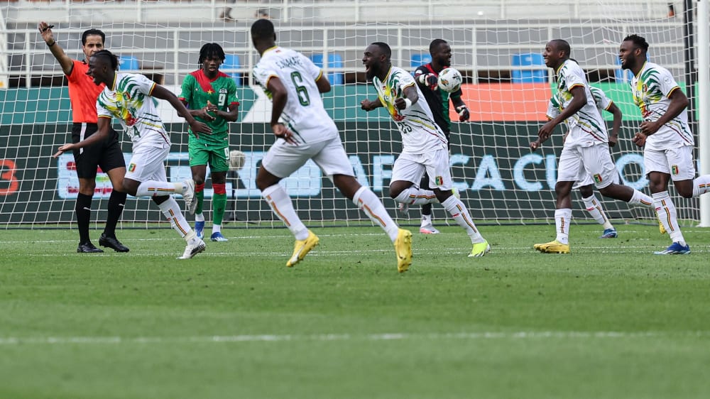 Amadou Haidara (l.) war beim 1:0 entscheidend mitbeteiligt und dreht jubelnd ab.