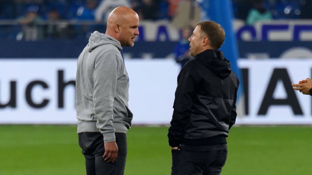 Die Rückendeckung für Schalke-Coach Frank Kramer (re.) begann zuletzt zu bröckeln.