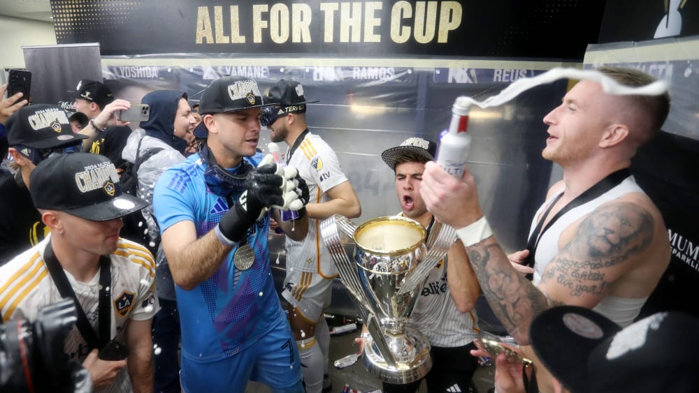 Marco Reus feiert ausgelassen.