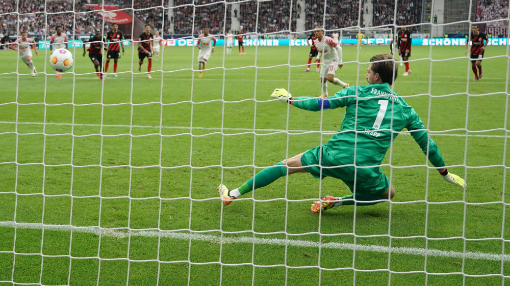 Leipzigs Xavi verwandelt vom Punkt zur 1:0-Pausenführung.