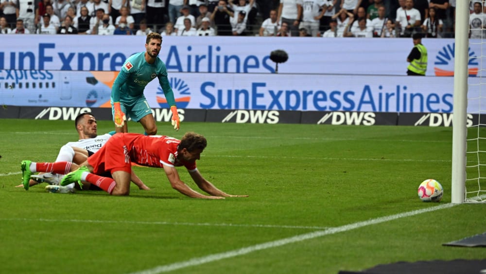 Pfosten! Thomas Müller verpasst das vorzeitige 3:0 in Frankfurt.