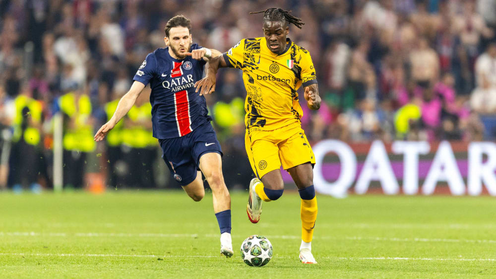 Yann Aurel Bisseck (Inter, rechts im Bild)