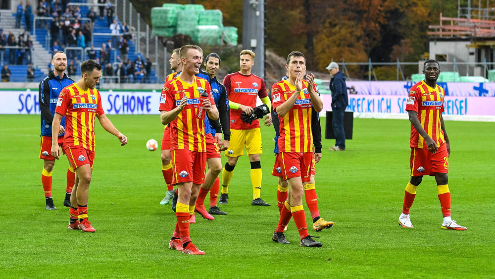 Gewohntes Bild: Paderborn strahlt nach einem Auftritt in der Fremde (hier in Karlsruhe).