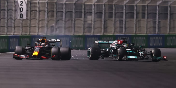 Waghalsiges Manöver: Max Verstappen muss Lewis Hamilton vorbeilassen und lässt ihn auffahren.