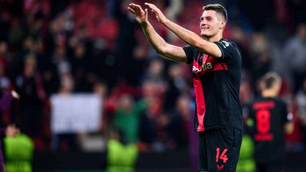 Patrik Schick feierte nach seinem Comeback gegen Qarabag Agdam (5:1) mit den Leverkusen-Fans.