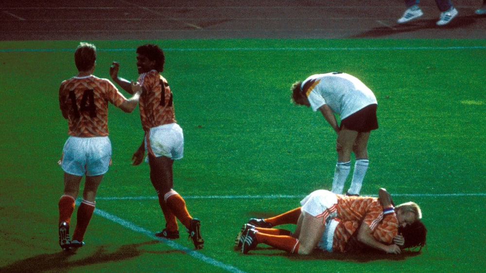 Niederländer jubeln im EM-Halbfinale 1988 gegen Deutschland