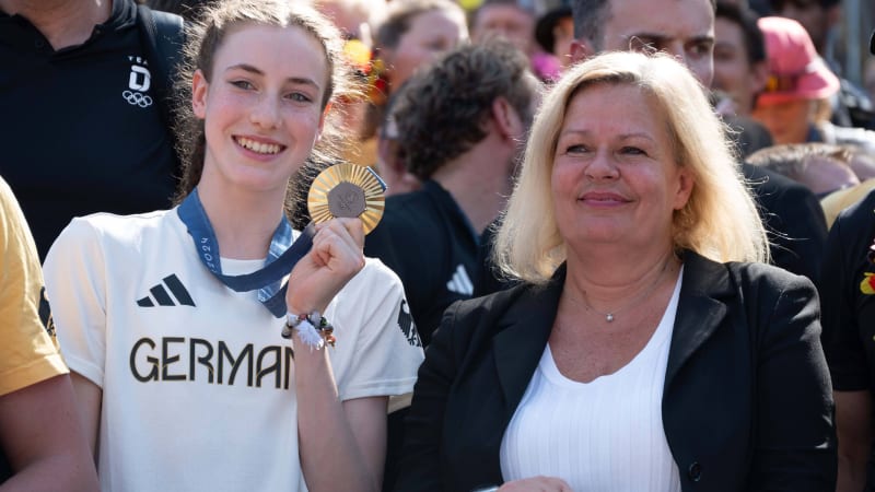 Darja Varfolomeev präsentiert ihre Goldmedaille.
