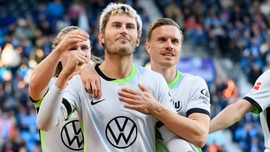 Strafstoß vergeben, trotzdem gefeiert: Jonas Wind traf in Bochum per Nachschuss und wird von Patrick Wimmer (hinten) und Yannick Gerhardt umarmt.