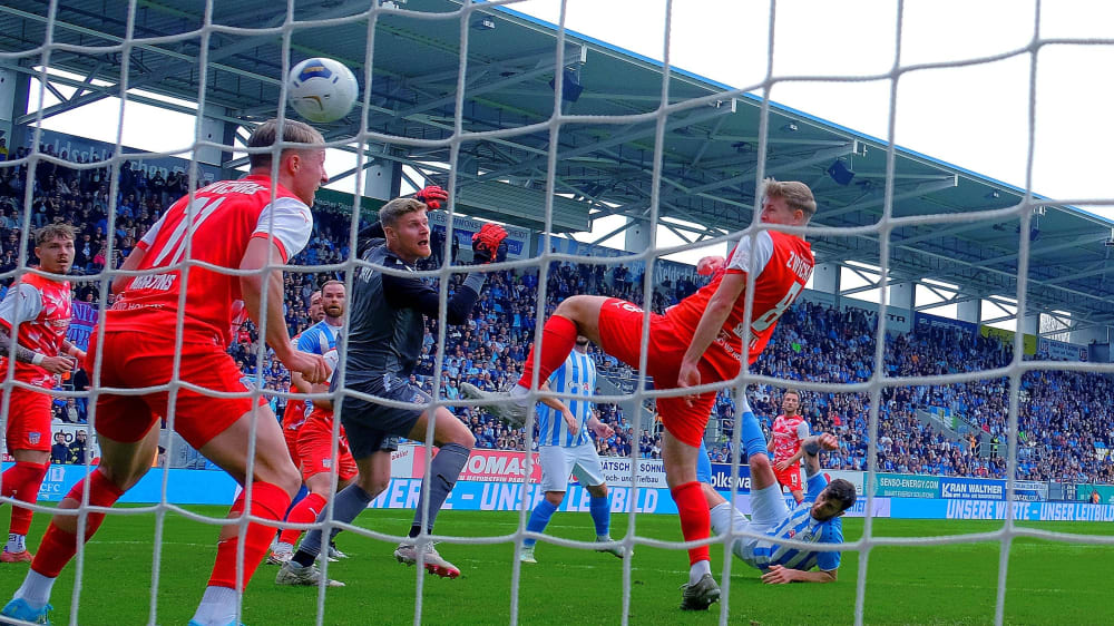 Traumhaftes 1:0: Dejan Bozic (rechts) am Boden erzielt mit einem Fallrückzieher die Chemnitzer Führung.