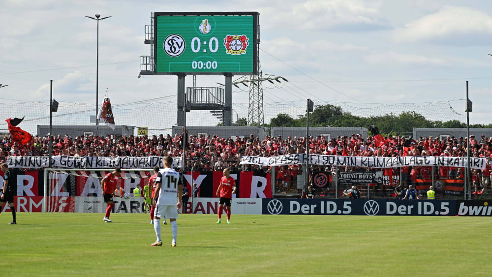 Fans von Bayer Leverkusen beim Spiel in Elversberg