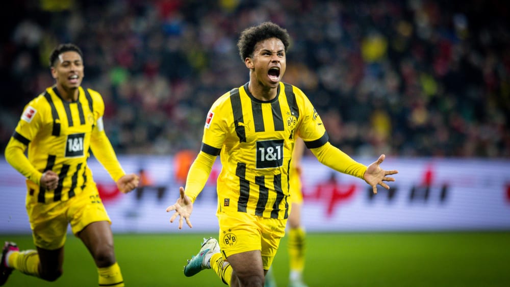 Karim Adeyemi bejubelt seinen ersten Treffer in der Bundesliga.