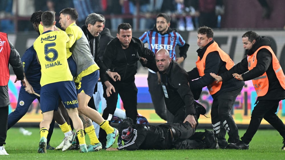 Ausschreitungen nach Spielende: Ein Trabzonspor-Fan wird vom Sicherheitspersonal dingfest gemacht.