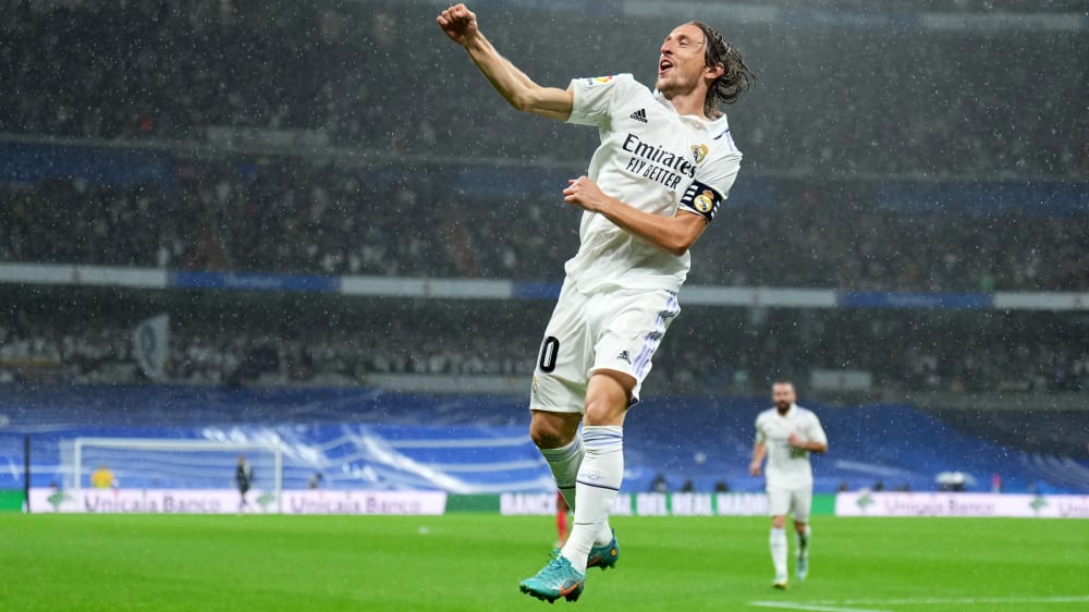 Luftsprung im Madrider Regen: Luka Modric bejubelt seinen Führungstreffer gegen Sevilla.