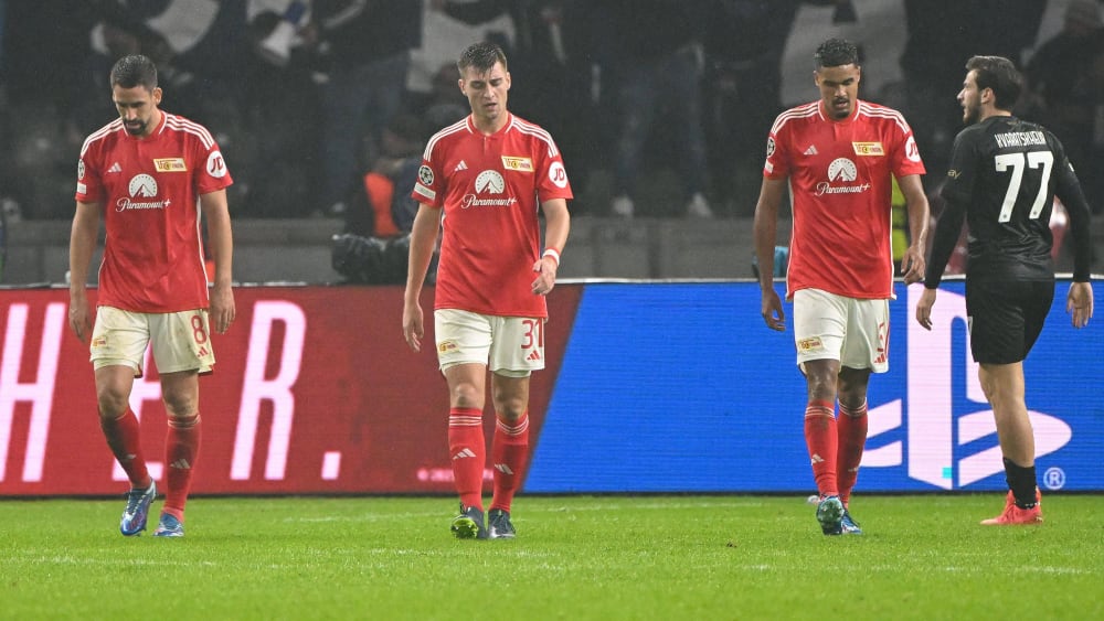Hängende Köpfe bei Rani Khedira (li.), Robin Knoche (Mitte) und Danilho Doekhi (r.) nach dem 0:1.